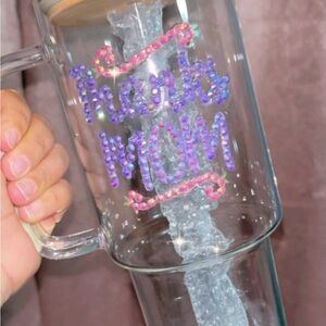 Colorful 'Thanks Mom' Glass tumbler